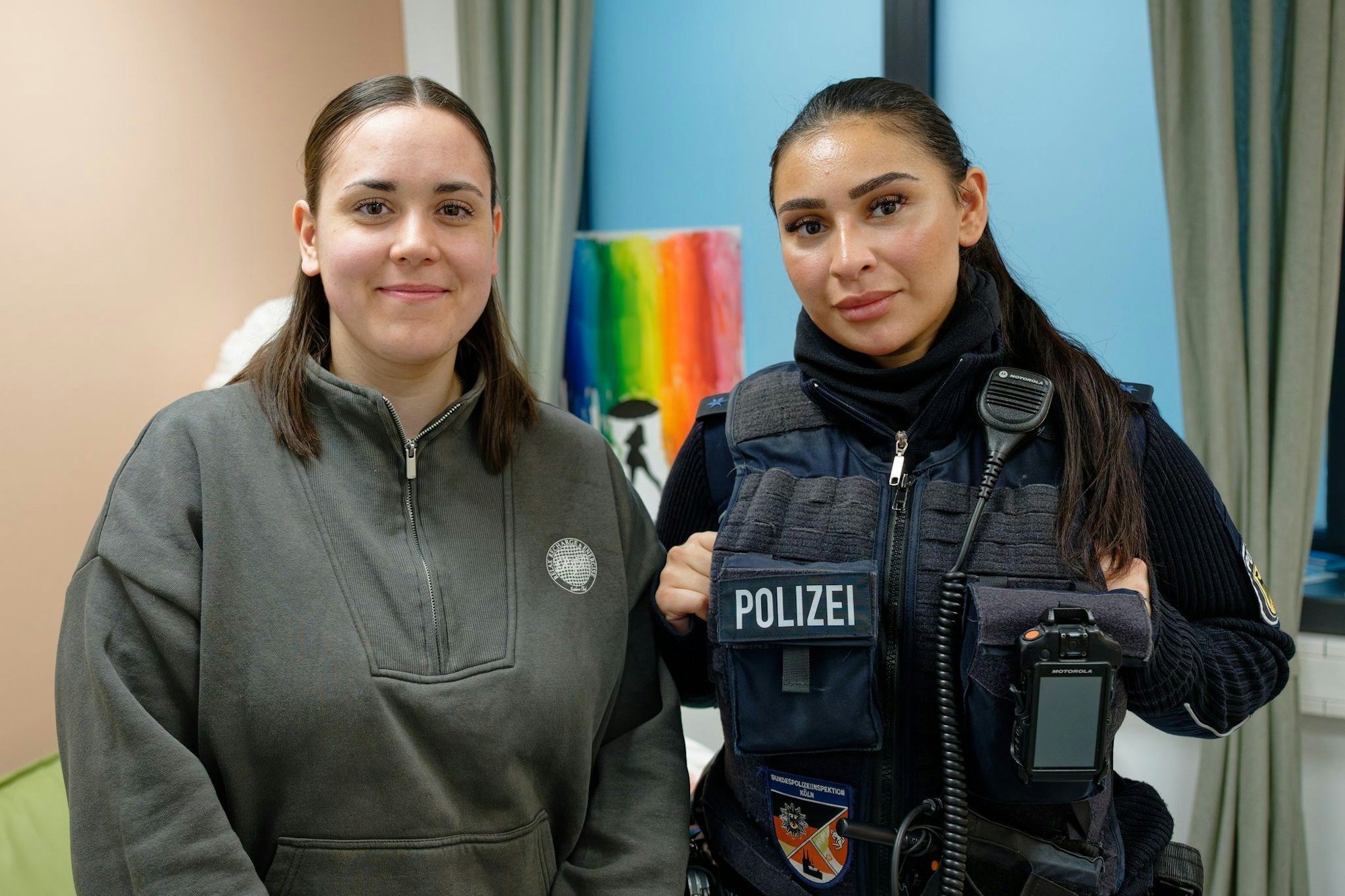 Als Ansprechpartnerinnen für die Betroffenen stehen in den Gewaltschutz-Anlaufstellen Polizistinnen - ausschließlich Frauen - bereit, die für diese Aufgabe besonders fortgebildet wurden - in Köln etwa Polizeimeisterin Maja Schomers (l) und Polizeimeisterin Hicran Aktas (r).