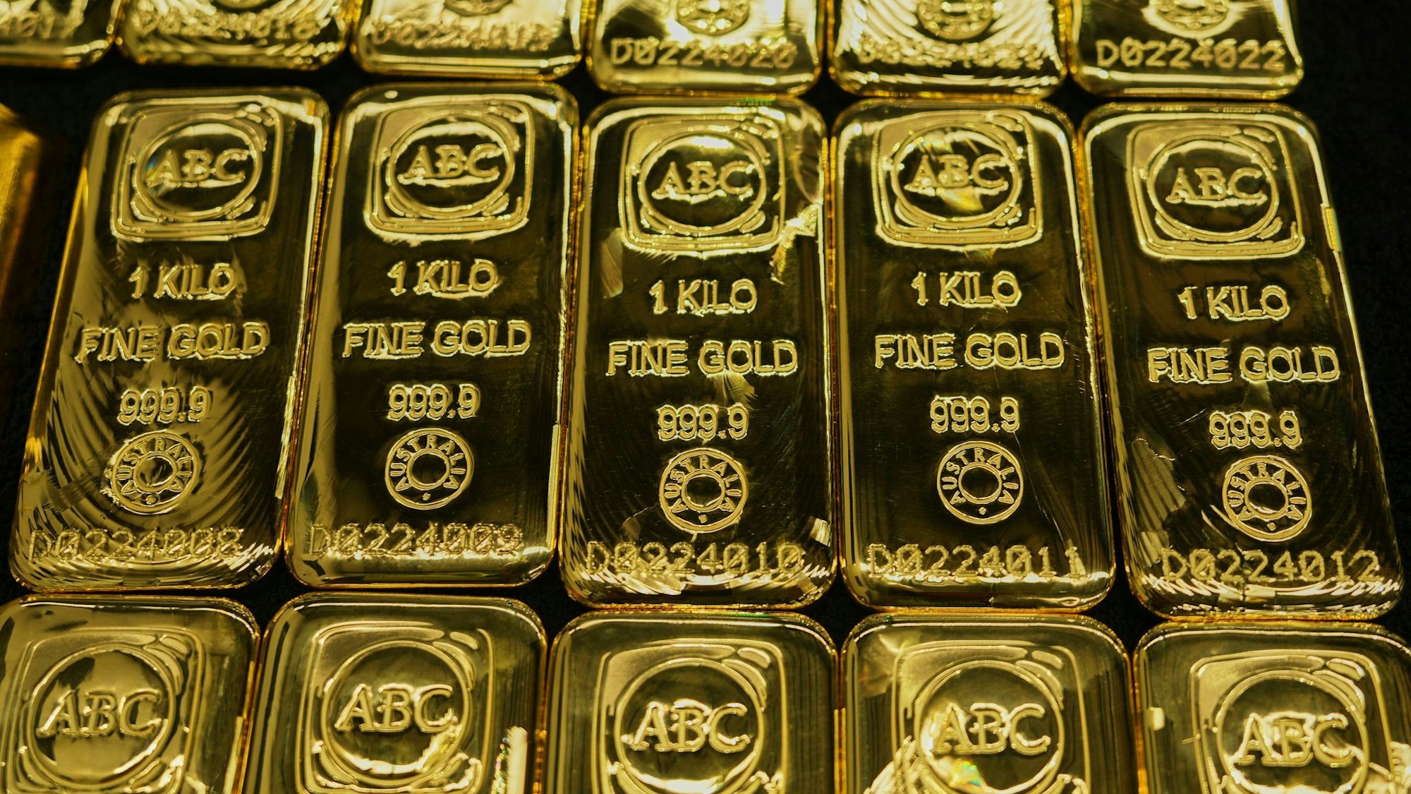 Nachdem der Preis für Gold wochenlang stark gestiegen war, sackt er nun deutlich ab. (Archivbild)