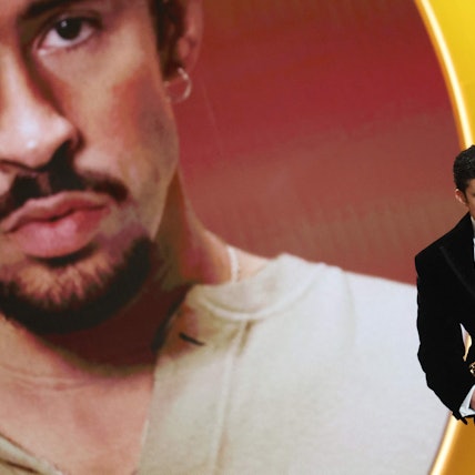 Bad Bunny nimmt den Preis für das Album des Jahres für „Debi Tirar Mas Fotos“ während der 68. Grammy Awards entgegen.