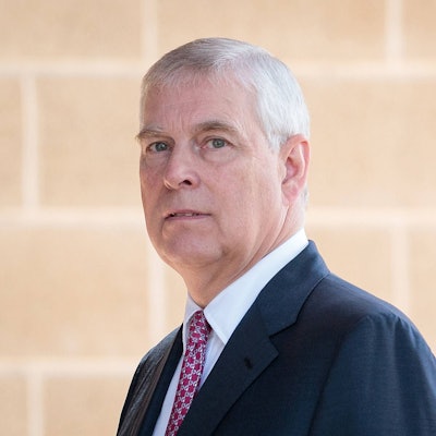 Prinz Andrew schaut ernst.