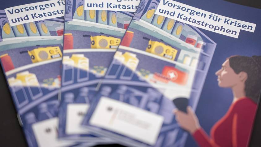 Berlin: Der neue Ratgeber „Vorsorgen für Krisen und Katastrophen“ liegt bei seiner Vorstellung für Besucher aus.