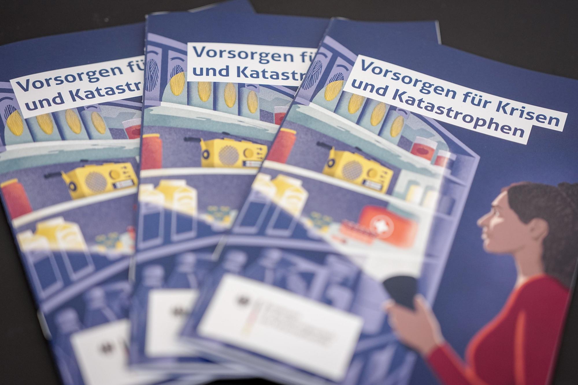Berlin: Der neue Ratgeber „Vorsorgen für Krisen und Katastrophen“ liegt bei seiner Vorstellung für Besucher aus.