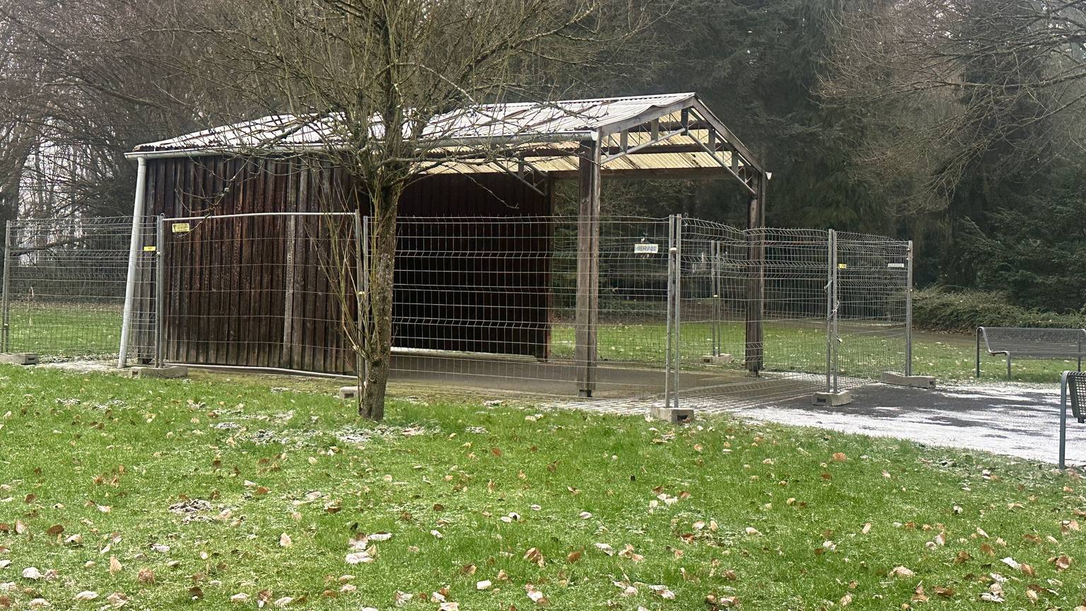Der Unterstand, der auf dem Friedhof Steinneuerhof als Trauerhalle dient, wurde provisorisch eingezäunt.