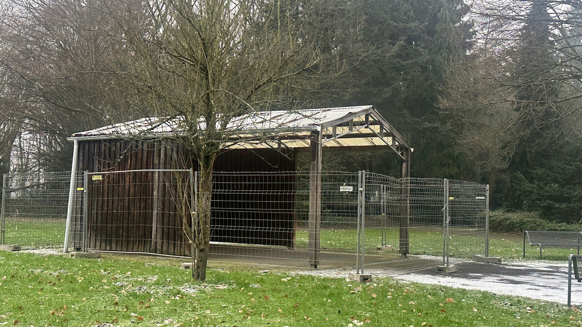 Der Unterstand, der auf dem Friedhof Steinneuerhof als Trauerhalle dient, wurde provisorisch eingezäunt.