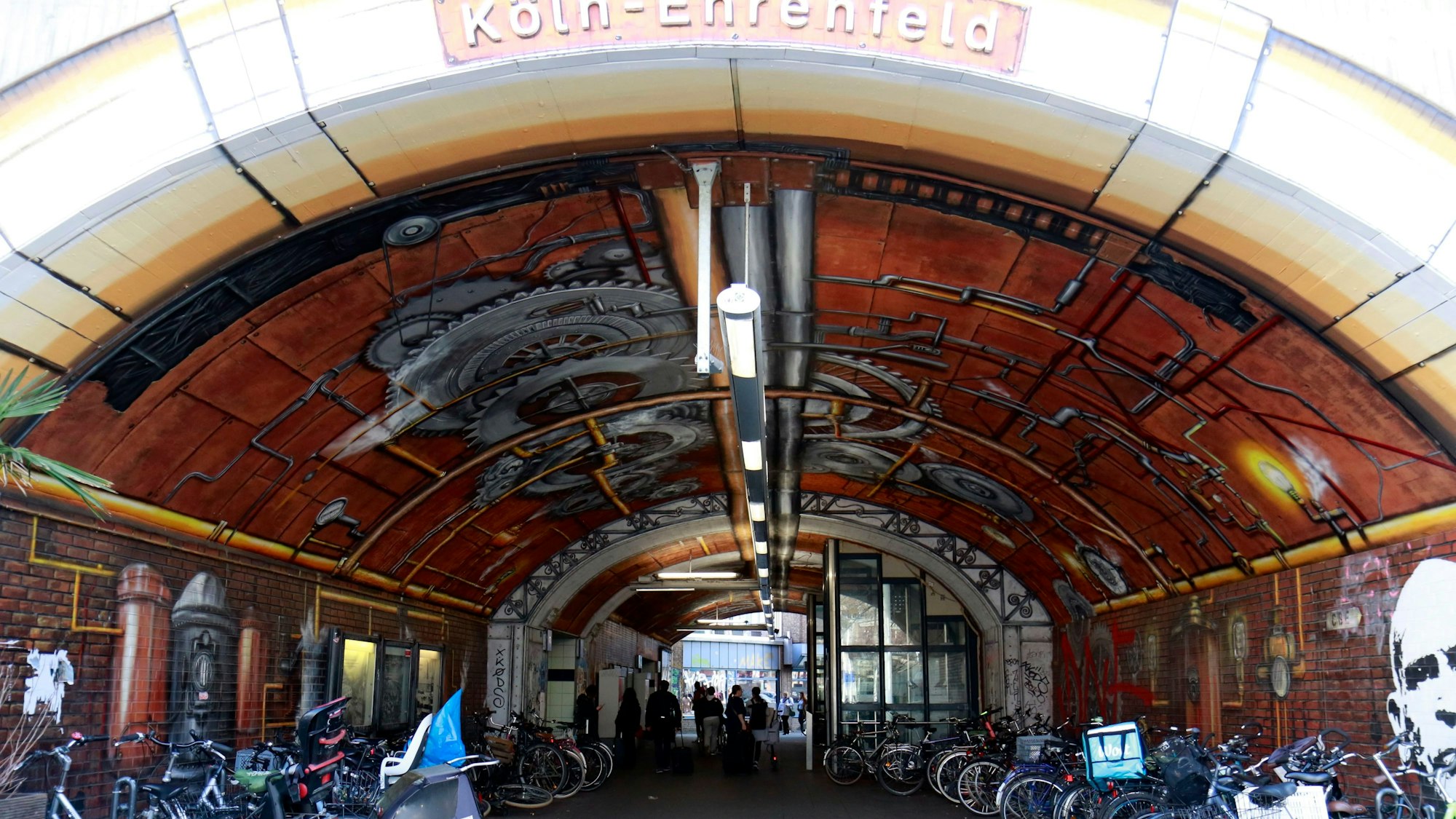 Fahrräder parken im Tunnel des Bahnhofs Ehrenfeld.