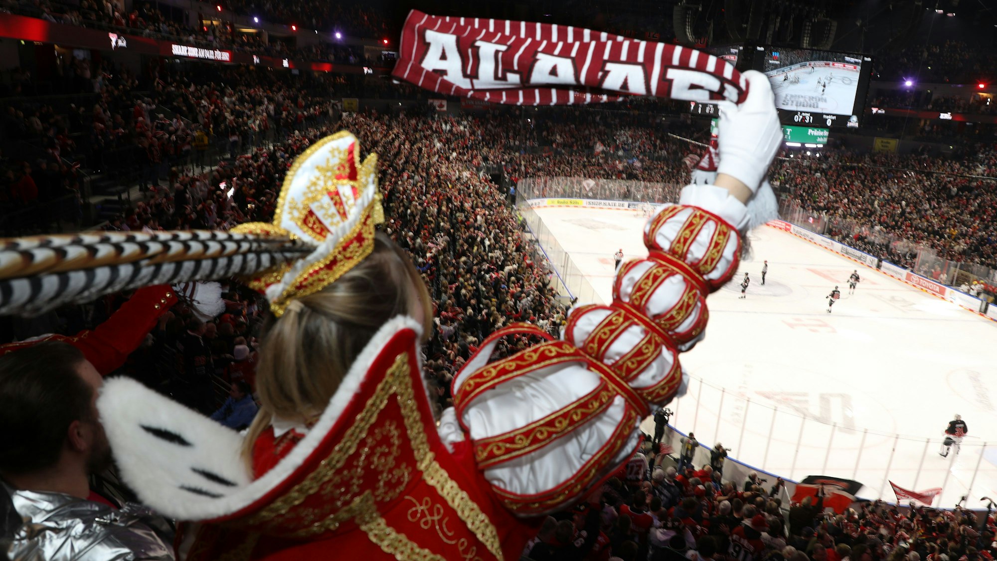 Prinzessin Jessica I. schwenkt einen Schal der Kölner Haie.