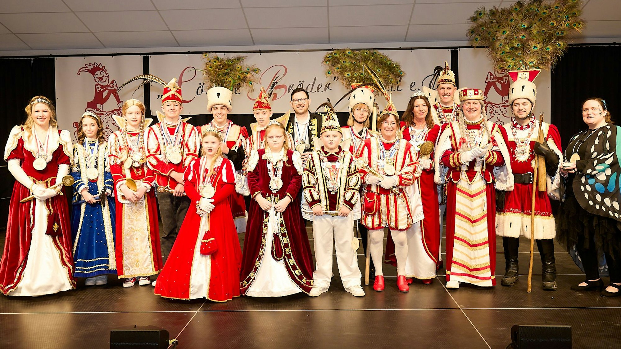 Das Bild zeigt die Tollitäten aus der Gemeinde Kall auf der Bühne.