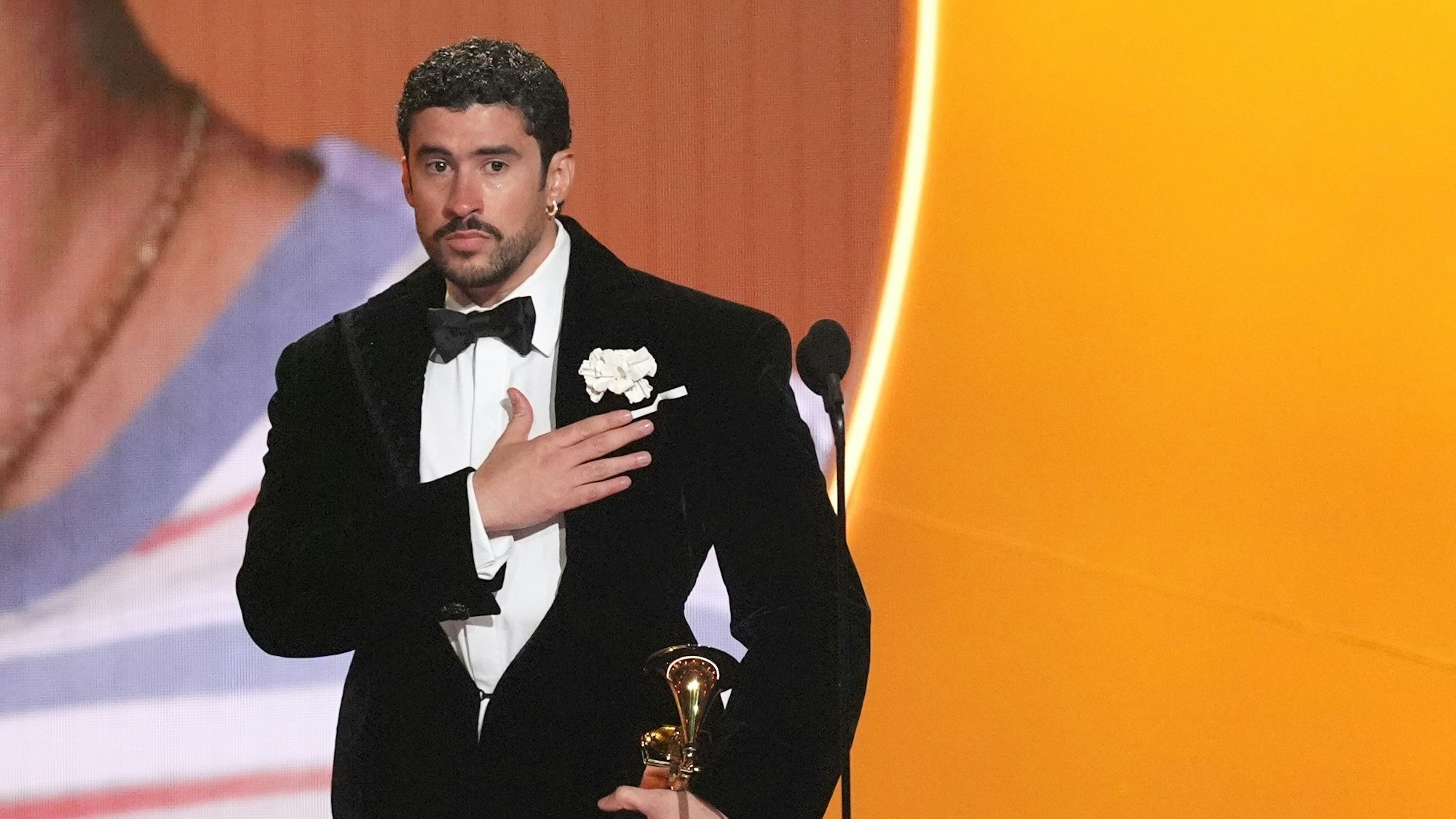 01.02.2026, USA, Los Angeles: Bad Bunny nimmt den Preis für das Album des Jahres für "Debi Tirar Mas Fotos" während der 68. Grammy Awards entgegen. Foto: Chris Pizzello/Invision/AP/dpa +++ dpa-Bildfunk +++