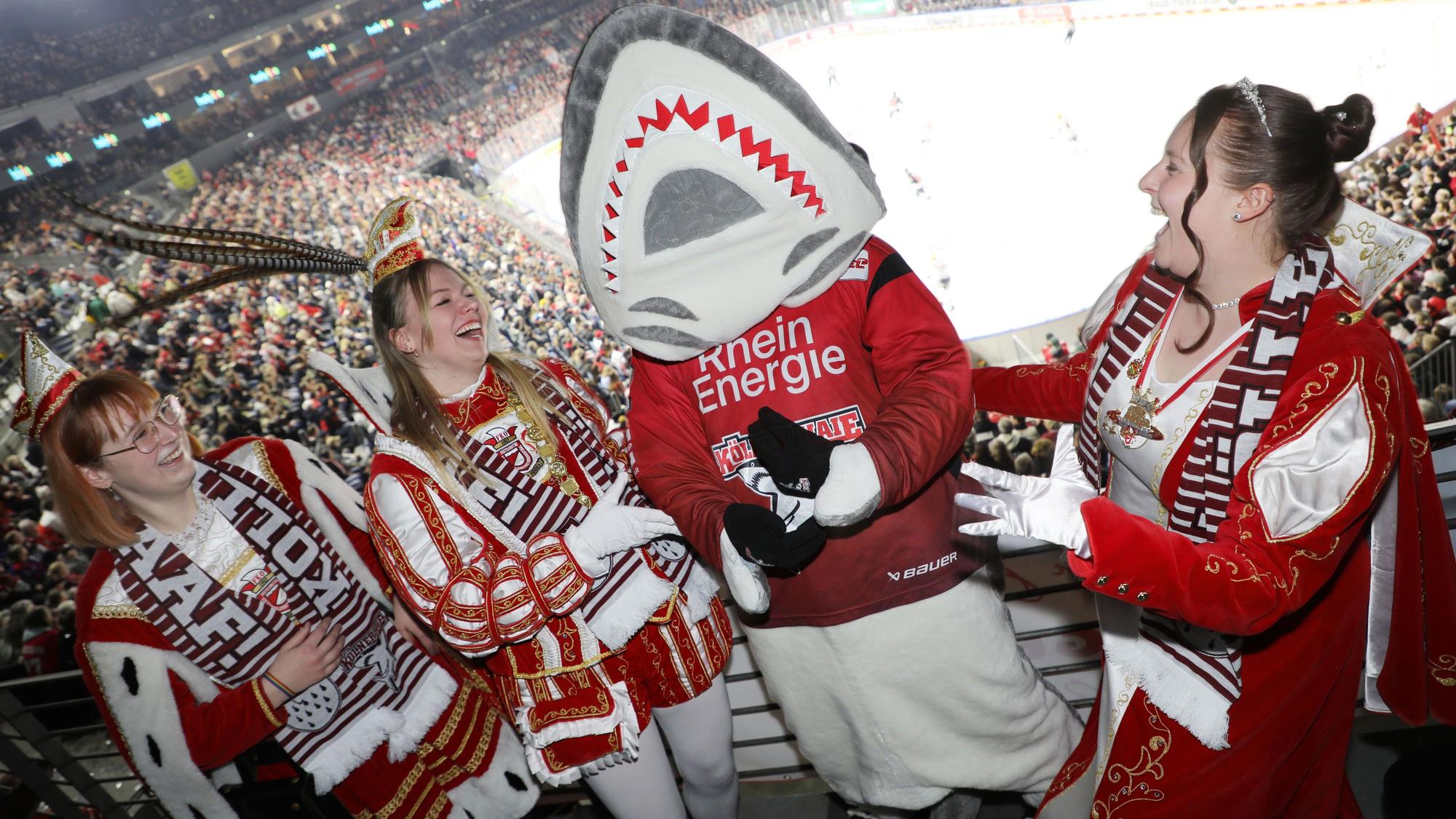Maskottchen Sharky besucht Oberodenthals Dreigestirn in der Loge.