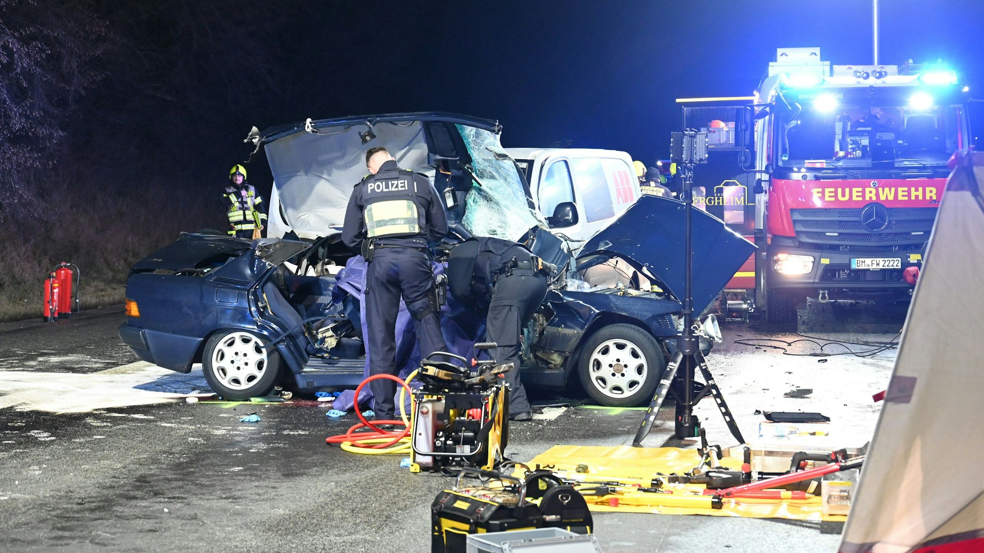 Der Mercedes der Unfallopfer war so schwer beschädigt, dass die Rettungskräfte Mühe hatten, die Opfer zu bergen.