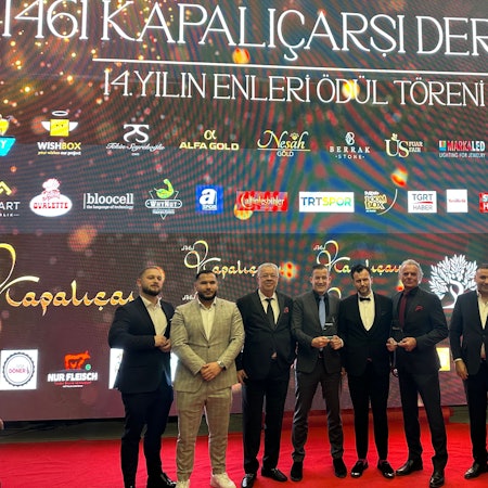 Das Bild zeigt die Geehrten bei der Gala in der Türkei.