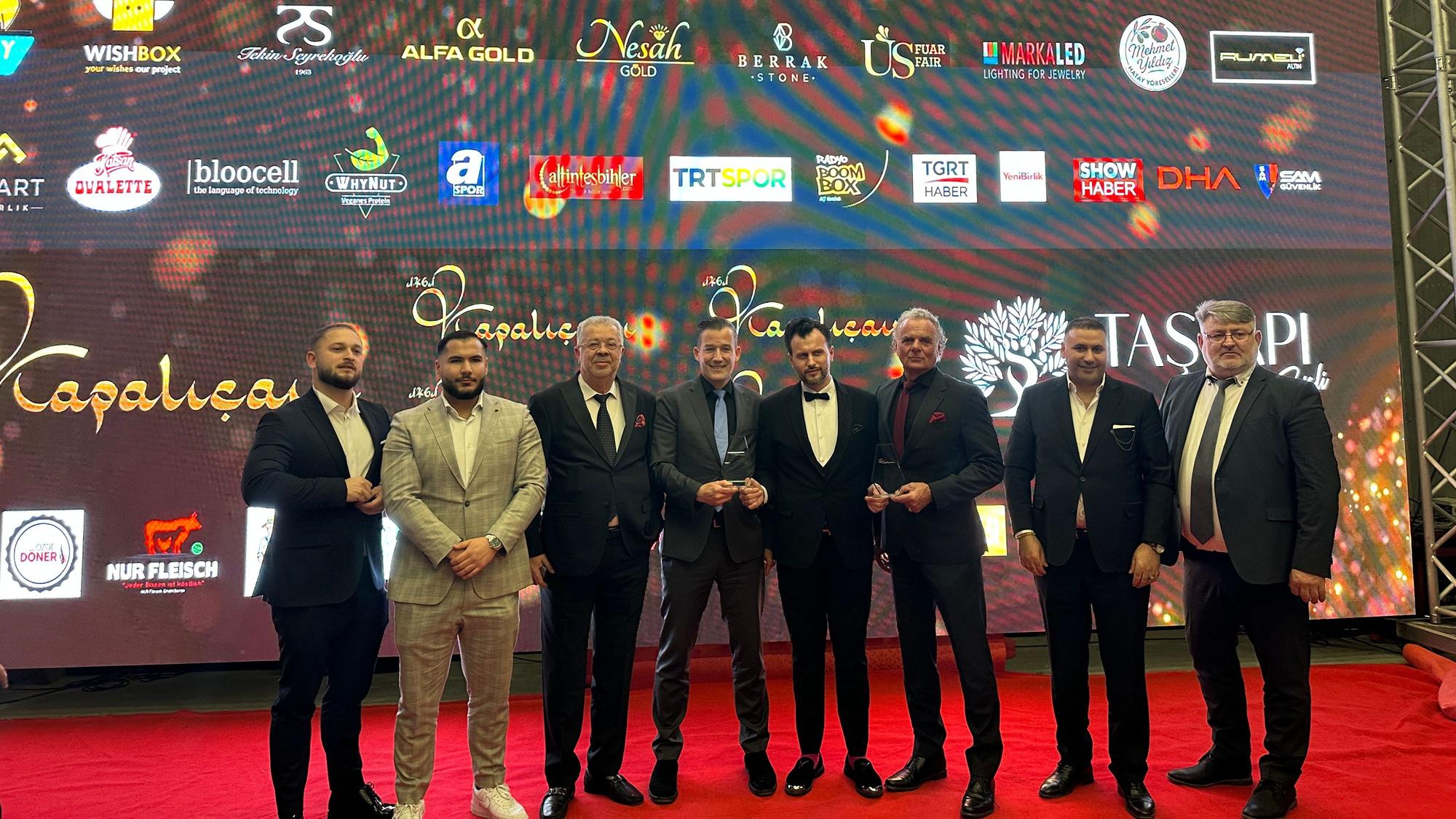 Das Bild zeigt die Geehrten bei der Gala in der Türkei.