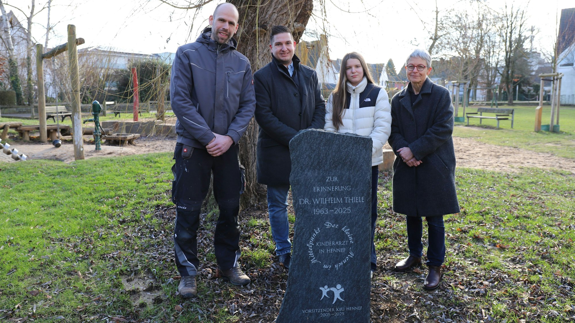 Max Heller (l.) stiftete den Stein, Mara Henschke war Patientin, ihr Vater Martin hatte die Idee, Dr. Ulrlike Thiele (r.) erinnerte an ihren verstorbenen Mann.