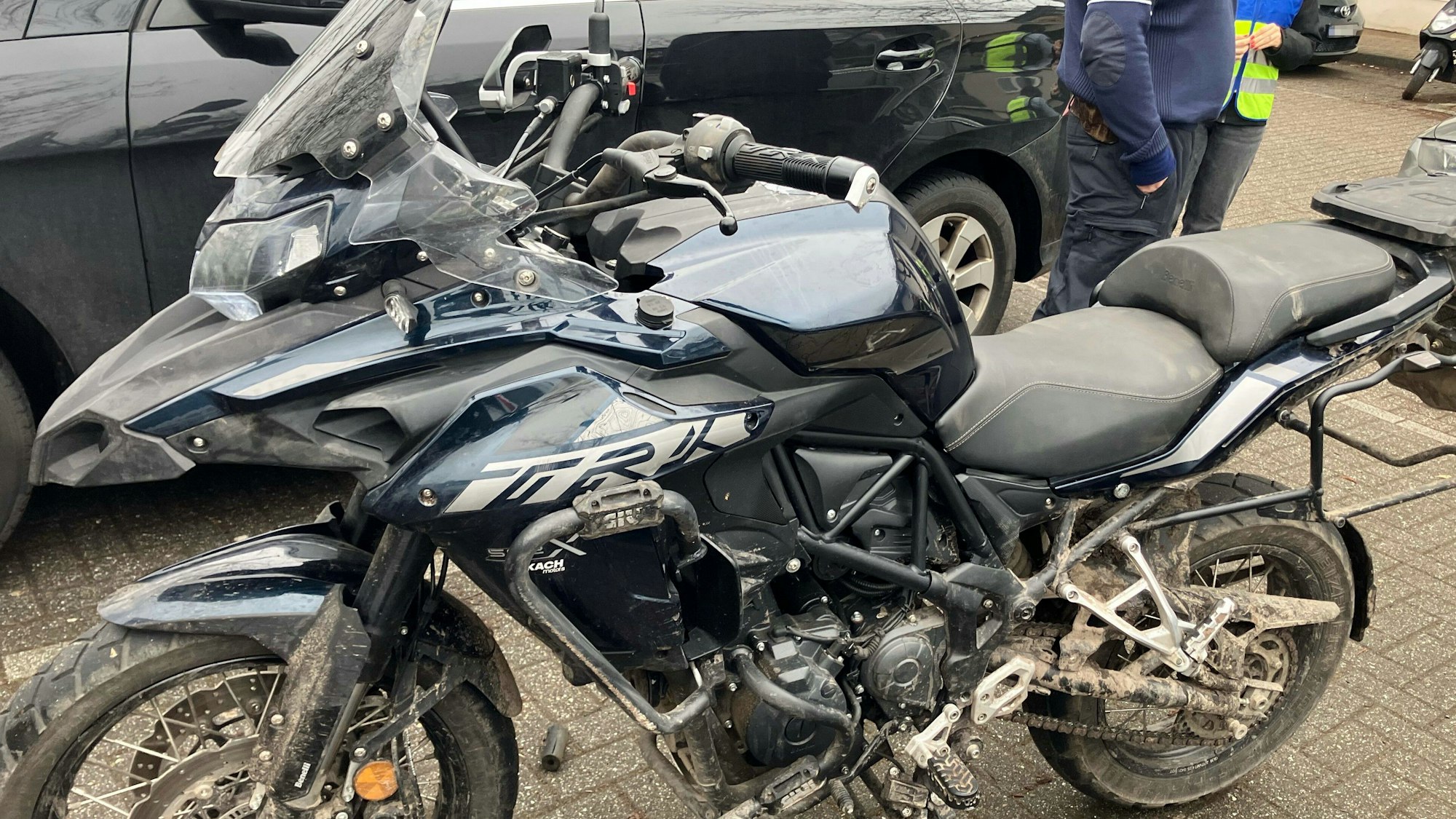 Ein Motorrad steht auf einem Parkplatz in Bergisch Gladbach-Paffrath