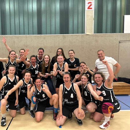 Das Bild zeigt die Basketballerinnen des TuS Zülpich nach dem Aufstieg.