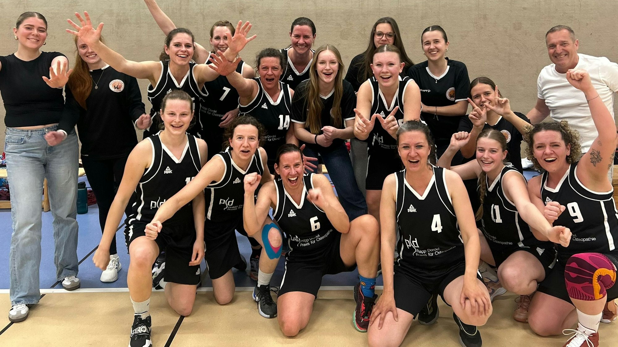 Das Bild zeigt die Basketballerinnen des TuS Zülpich nach dem Aufstieg.