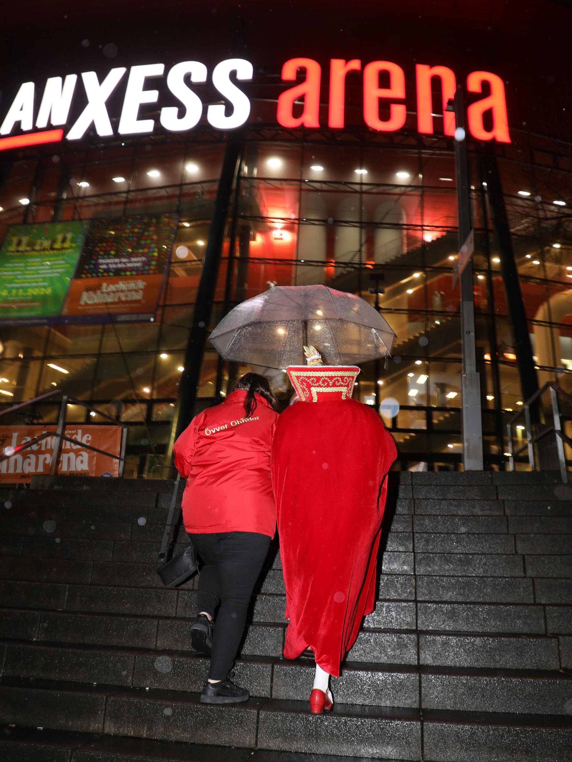 Prinzessin Jessica I. von Oberodenthal geht mit ihrer Adjutantin vom Dreigestirns-Linienbus zur Kölner Lanxess-Arena.