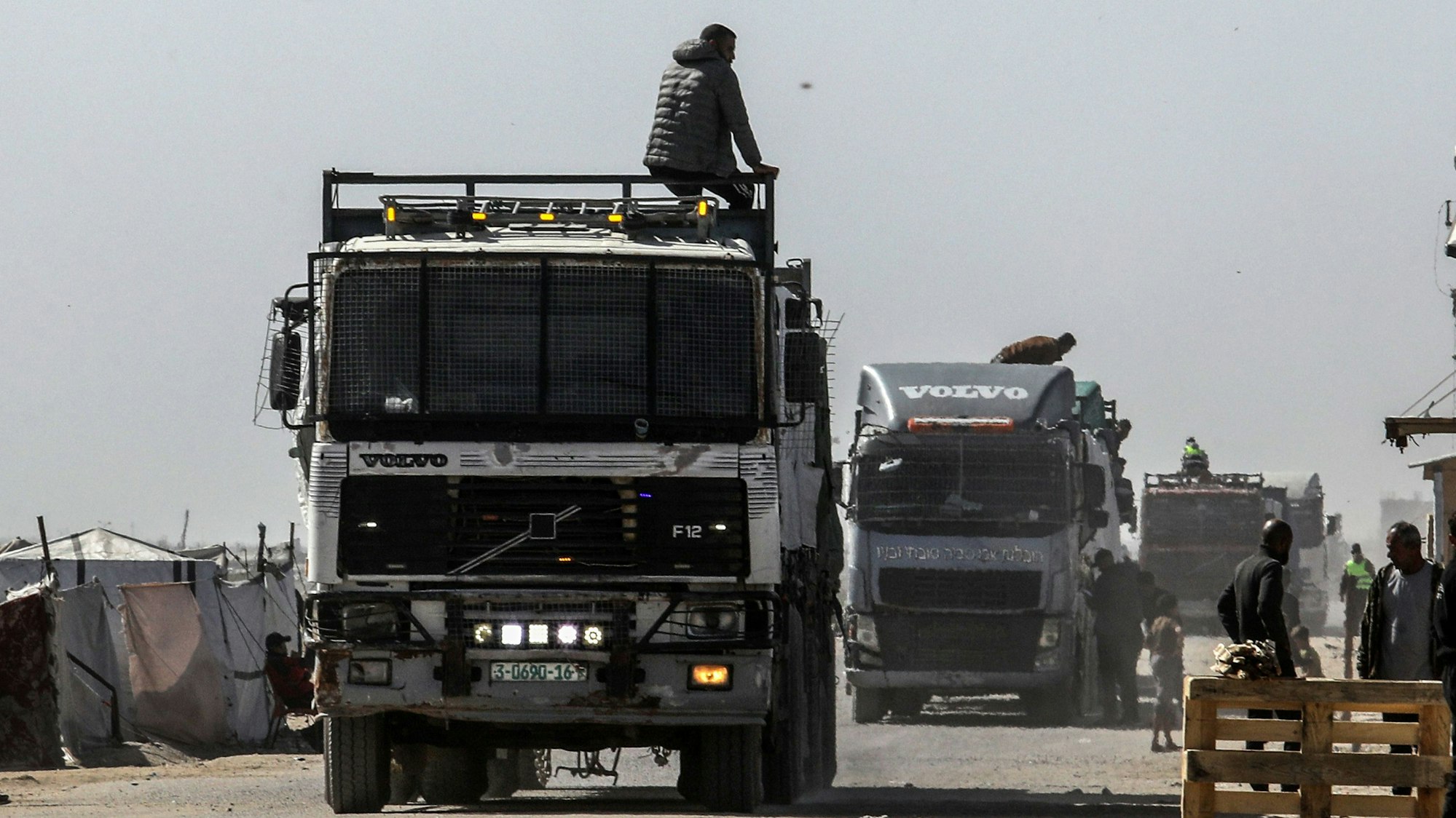 Lastwagen mit humanitärer Hilfe kommen am Sonntag (2. Februar) im südlichen Gazastreifen an, nachdem sie den Grenzübergang Rafah von Ägypten aus passiert haben.