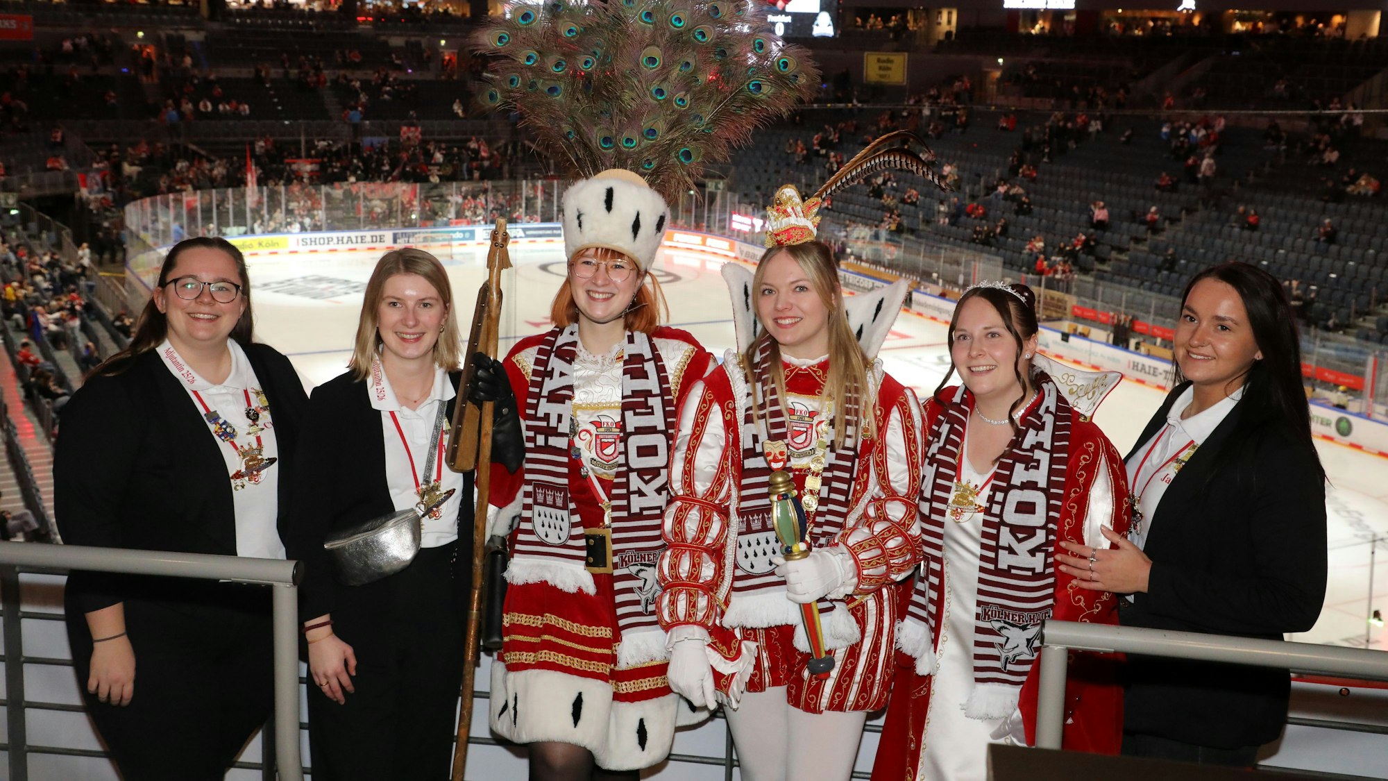 Prinzessin Jessica I., Jungfrau Alina und Bäuerin Lena sind mit Gefolge statt auf einem Geburtstag in ihrer Lieblingsarena gelandet.