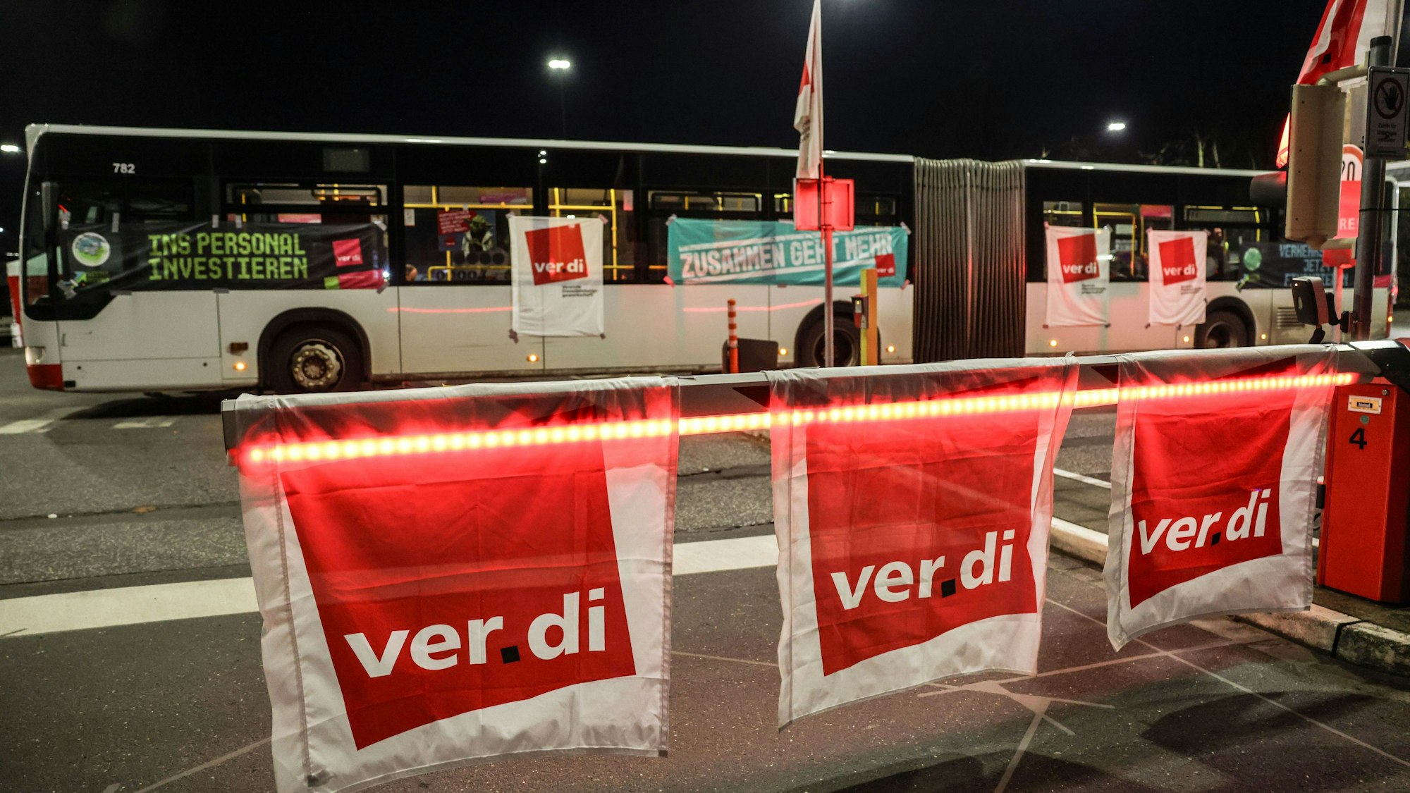 Köln: Busse der Kölner Verkehrsbetriebe KVB stehen im Depot.