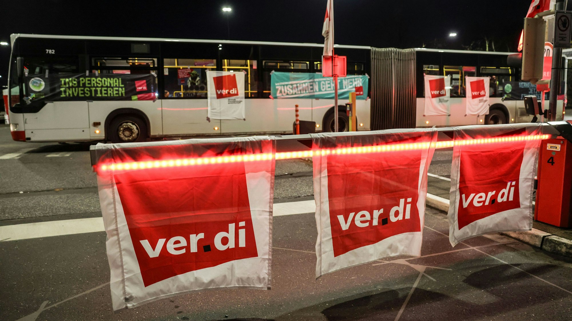 Busse der Kölner Verkehrsbetriebe KVB stehen im Depot. Die Gewerkschaft Verdi hat die Beschäftigten zu einem 48-stündigen Warnstreik aufgerufen. (Archivbild)