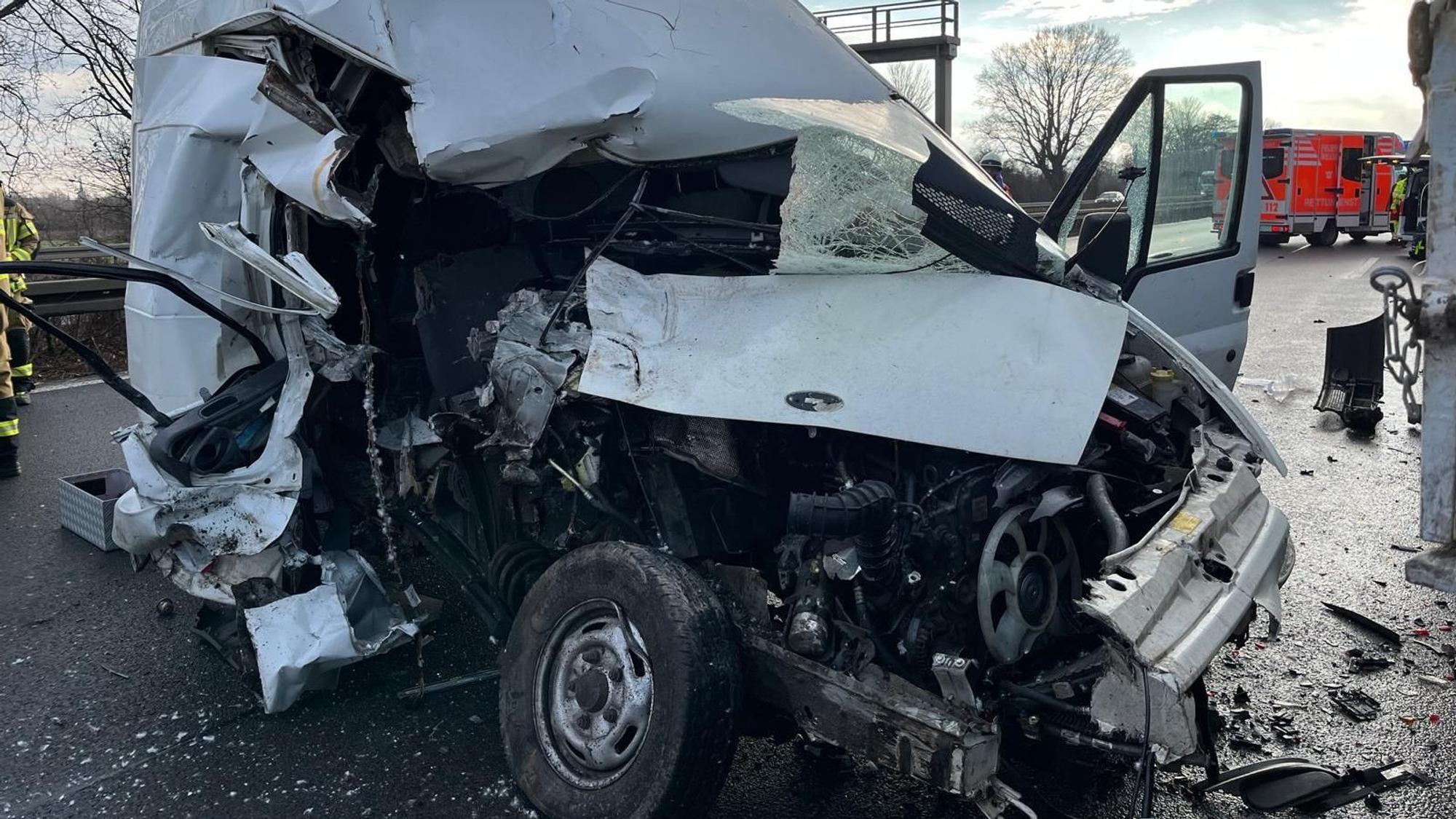Mehrere Fahrzeuge waren in den Unfall auf der A555 verwickelt.