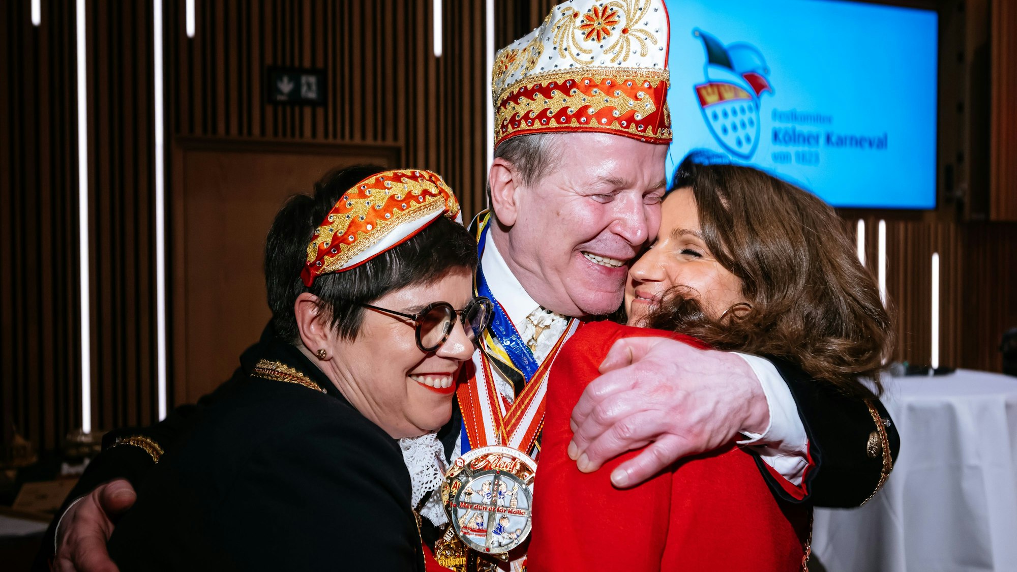 Große Emotionen: Christoph Kuckelkorn mit seiner Frau Katja (rechts) und Festkomitee-Vizepräsidentin Christine Flock.