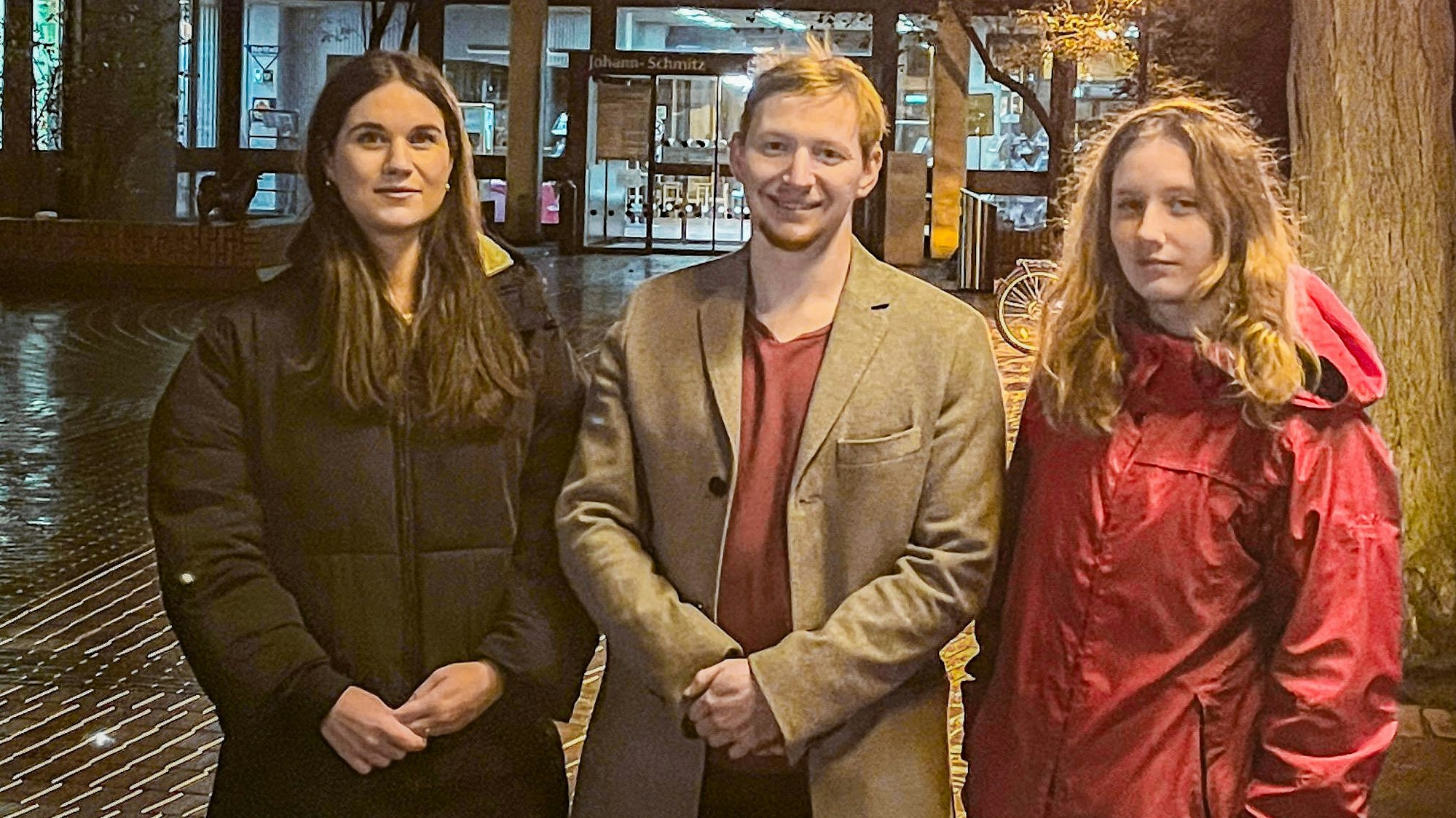 Das Foto zeigt einen jungen Mann und zwei junge Frauen.