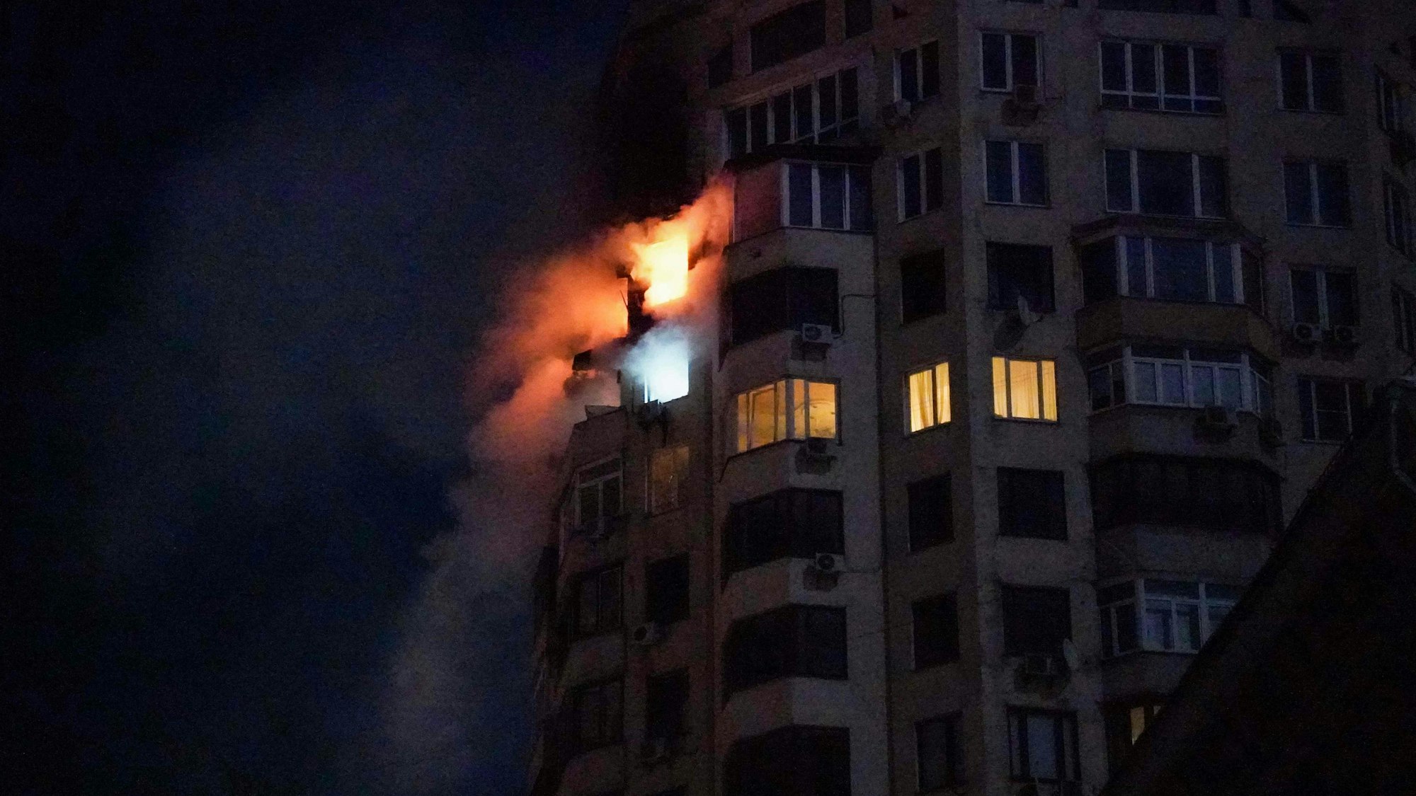 Ein Feuer lodert am Dienstagmorgen (3. Februar) in einem Wohnhaus in der ukrainischen Hauptstadt Kyjiw nach erneuten russischen Luftangriffen.