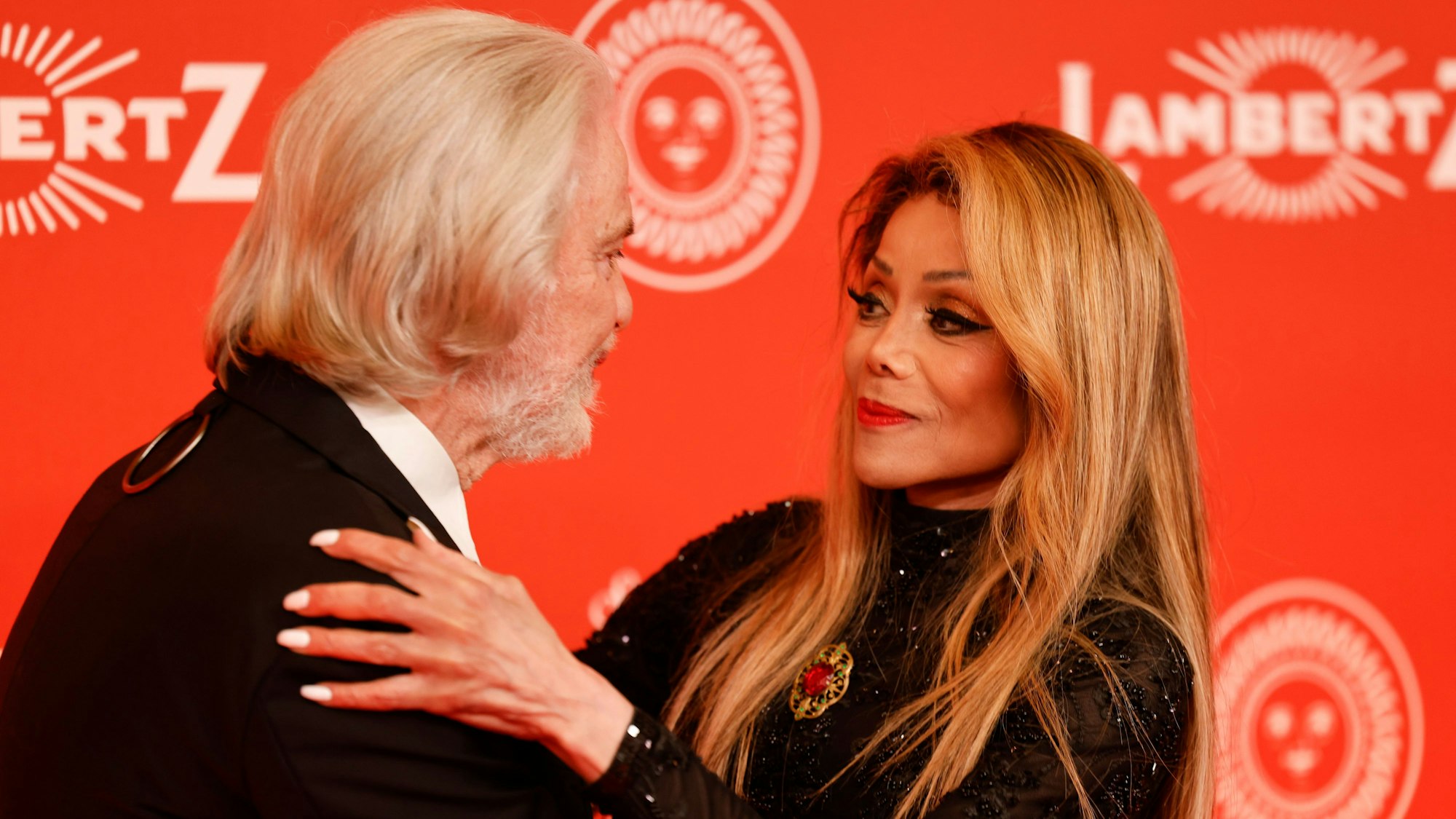 Hermann Bühlbecker und La Toya Jackson begrüßen sich herzlich auf dem roten Teppich.