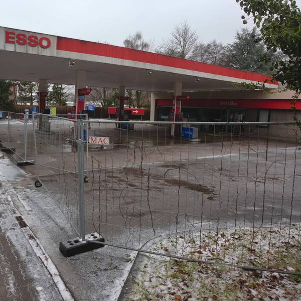 Die Esso-Tankstelle in Waldbröl steht auf der Kippe. Die Betreibergruppe, die Hamburger Echo-Tankstellen GmbH, will sich wohl aus der Markstadt zurückziehen. Inzwischen ist die Anlage an der Kaiserstraße dichtgemacht und mit Zäunen gesichert.