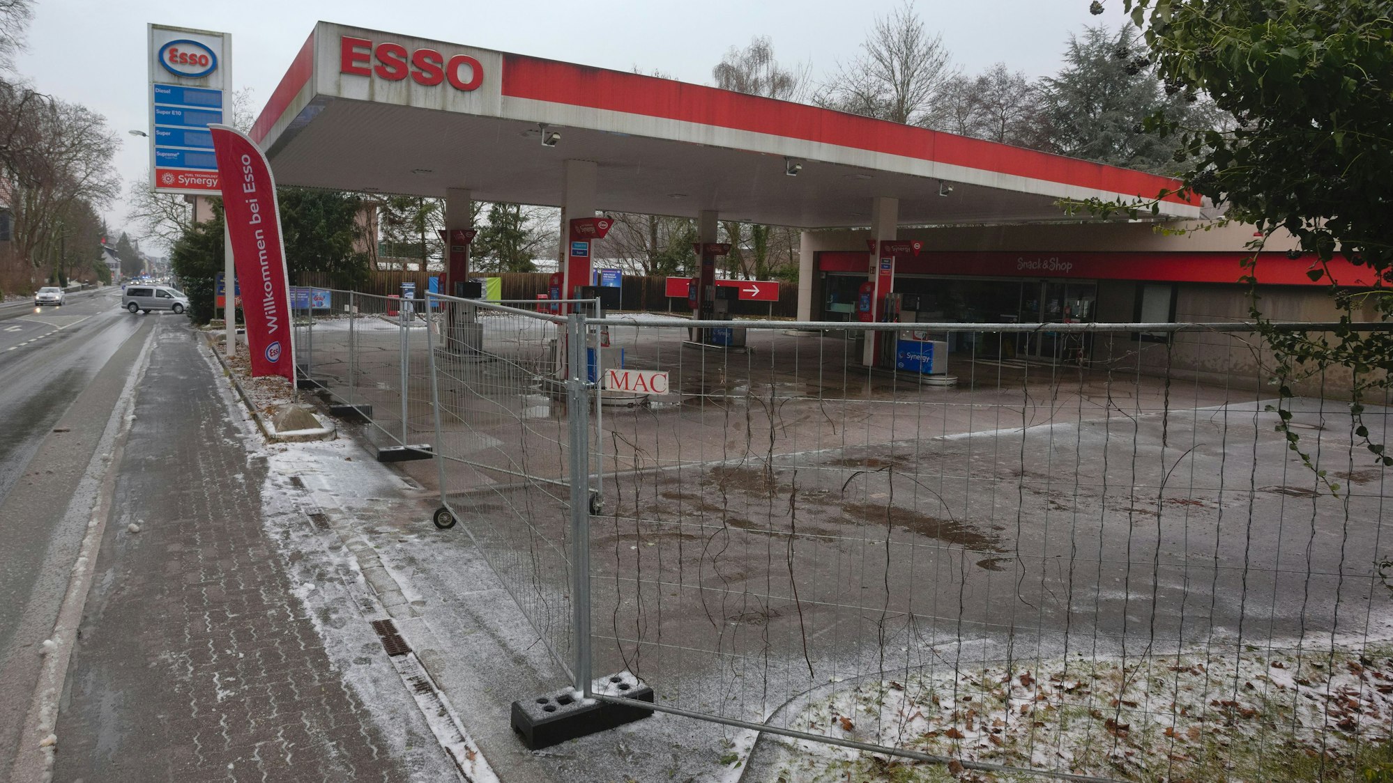 Die Esso-Tankstelle in Waldbröl steht auf der Kippe. Die Betreibergruppe, die Hamburger Echo-Tankstellen GmbH, will sich wohl aus der Markstadt zurückziehen. Inzwischen ist die Anlage an der Kaiserstraße dichtgemacht und mit Zäunen gesichert.