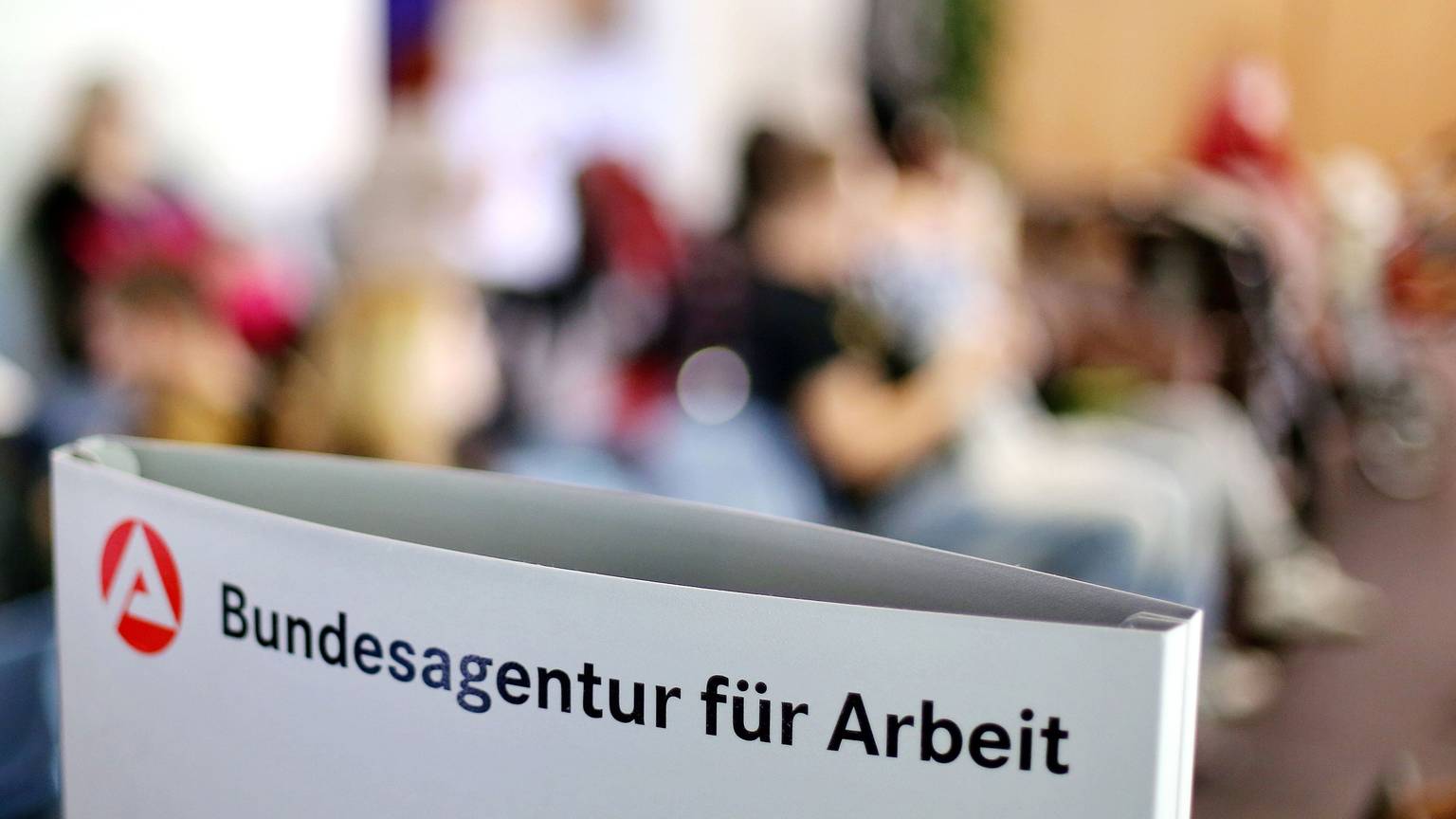 Wartezimmer in einem Jobcenter: Zwei Drittel der Erwerbslosen gelten als armutsgefährdet.