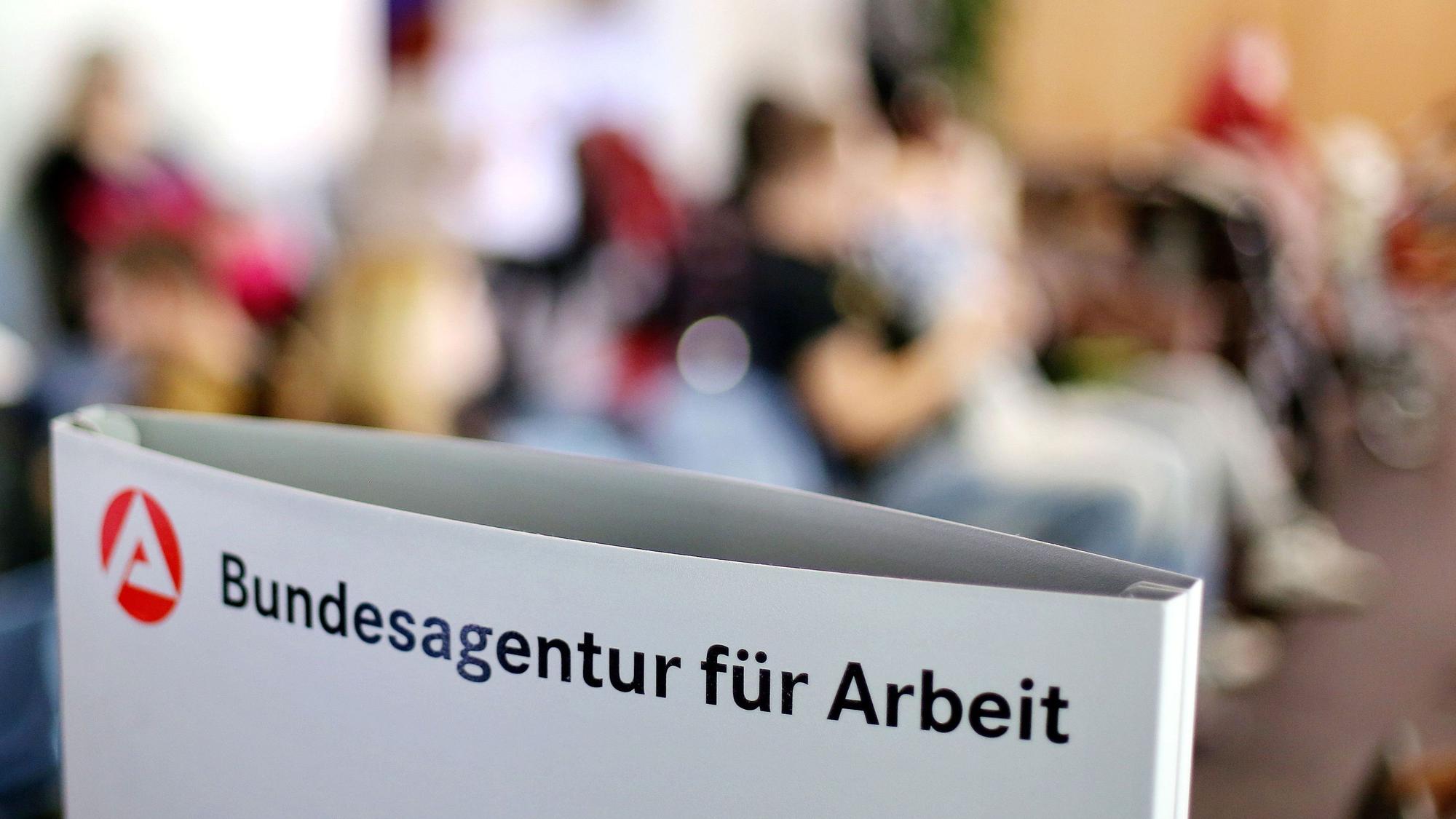Wartezimmer in einem Jobcenter: Zwei Drittel der Erwerbslosen gelten als armutsgefährdet.