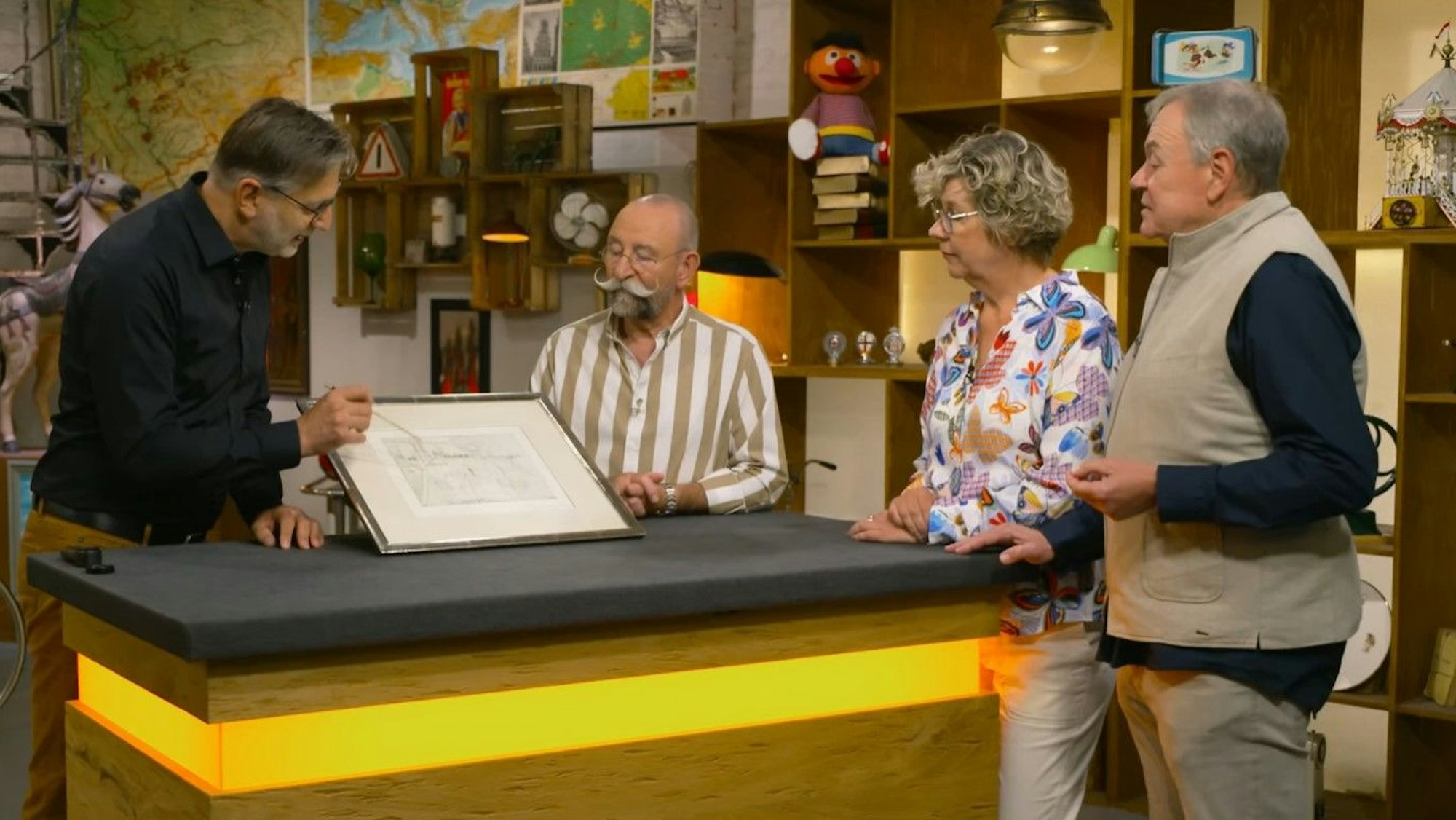 Petra und Ekkehard Seegers (v.r.) mit Horst Lichter und Detlev Kümmel bei „Bares für Rares“.