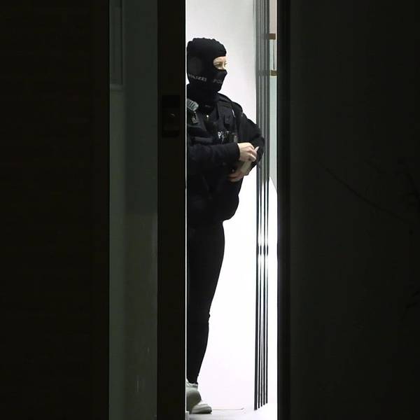 Bonn: Eine Einsatzkraft der Polizei steht im Hausflur. Ein Spezialeinsatzkommando (SEK) hatte in den frühen Morgenstunden in Bonn eine Wohnung durchsucht. Der Einsatz stehe im Zusammenhang mit Betäubungsmittelkriminalität, teilte das Polizeipräsidium Bonn mit.