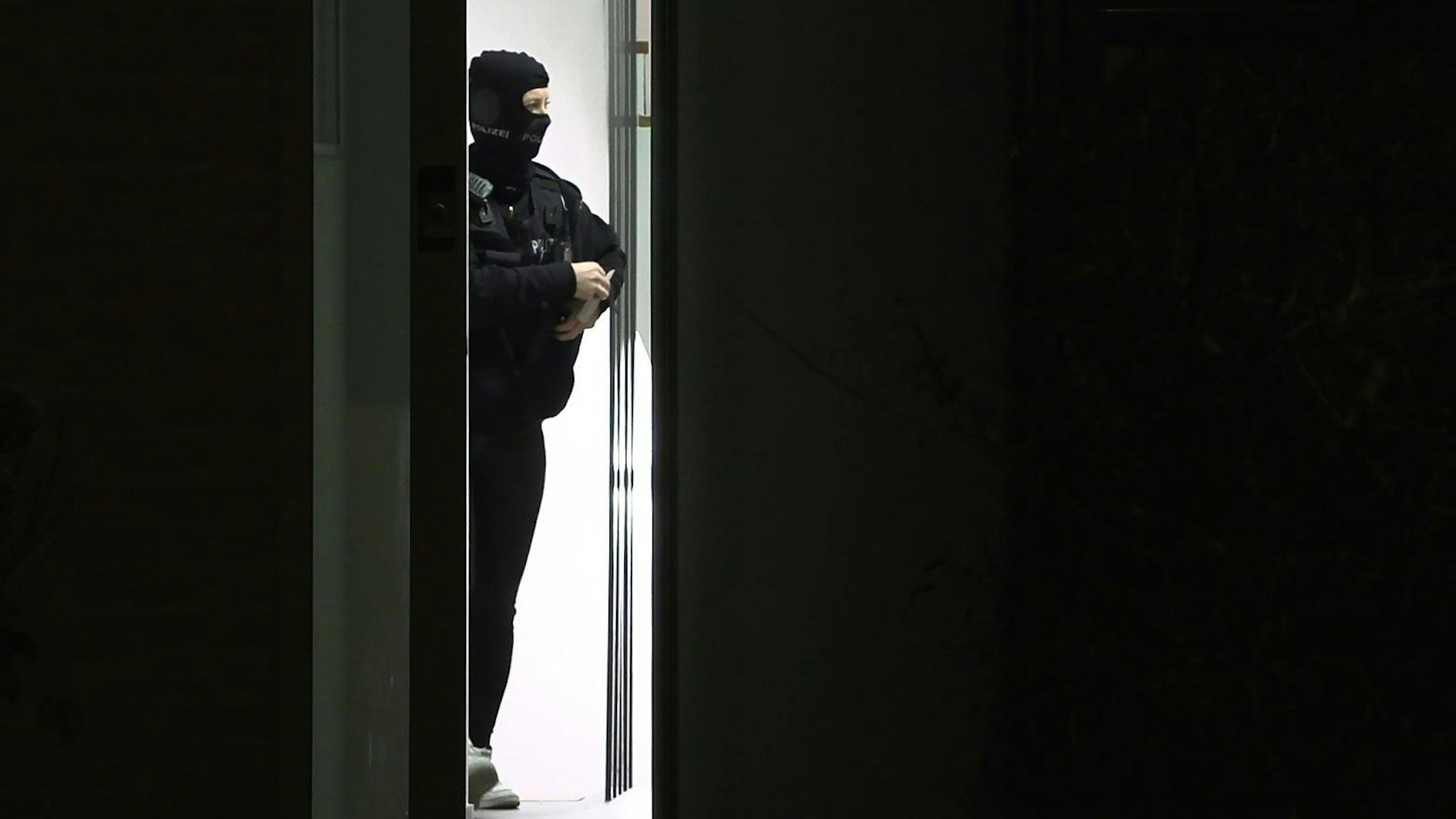 Bonn: Eine Einsatzkraft der Polizei steht im Hausflur. Ein Spezialeinsatzkommando (SEK) hatte in den frühen Morgenstunden in Bonn eine Wohnung durchsucht. Der Einsatz stehe im Zusammenhang mit Betäubungsmittelkriminalität, teilte das Polizeipräsidium Bonn mit.