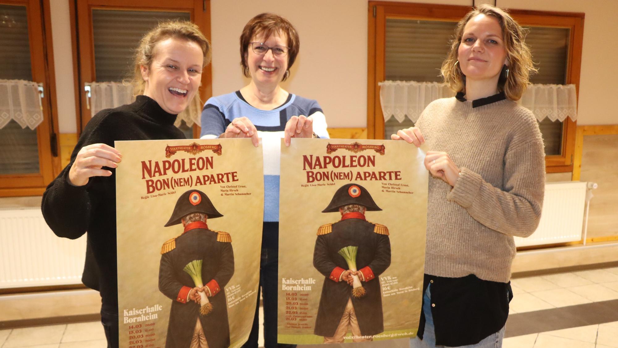 Auf dem Plakat hält jemand in Napoleon-Kleidung typisch die Hände hinter den Rücken, doch mit Lauchstangen darin.