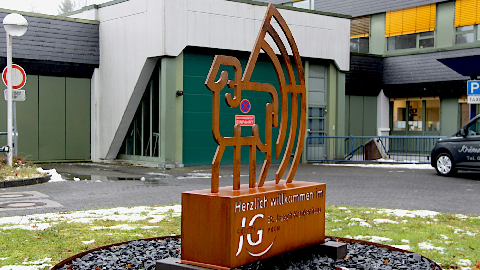 Das Bild zeigt den Eingangsbereich der Klinik in Prüm.