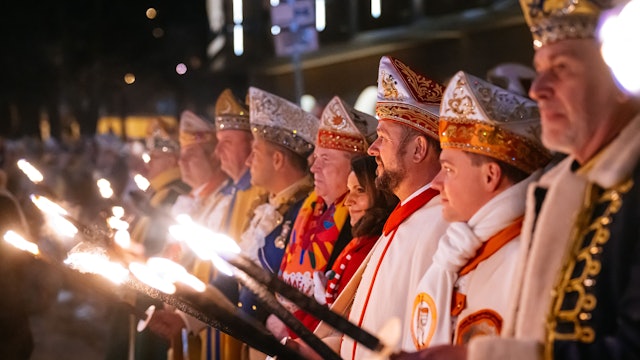 Christoph Kuckelkorn inmitten der Präsidenten der neun Traditionskorps.