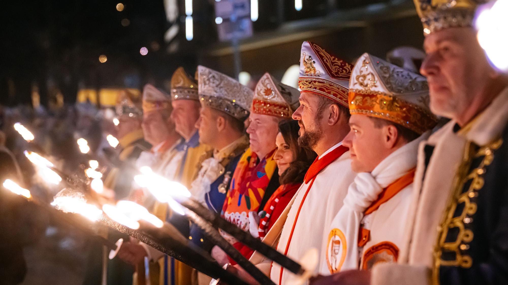 Christoph Kuckelkorn inmitten der Präsidenten der neun Traditionskorps.