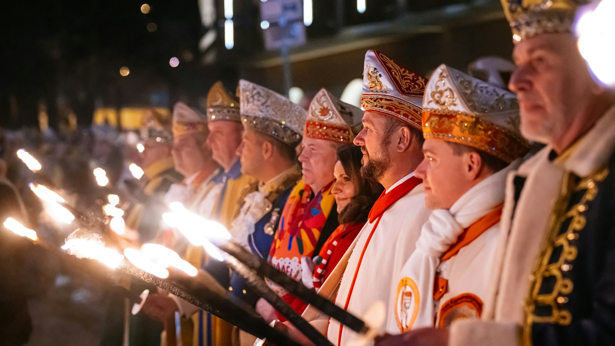 Christoph Kuckelkorn inmitten der Präsidenten der neun Traditionskorps.