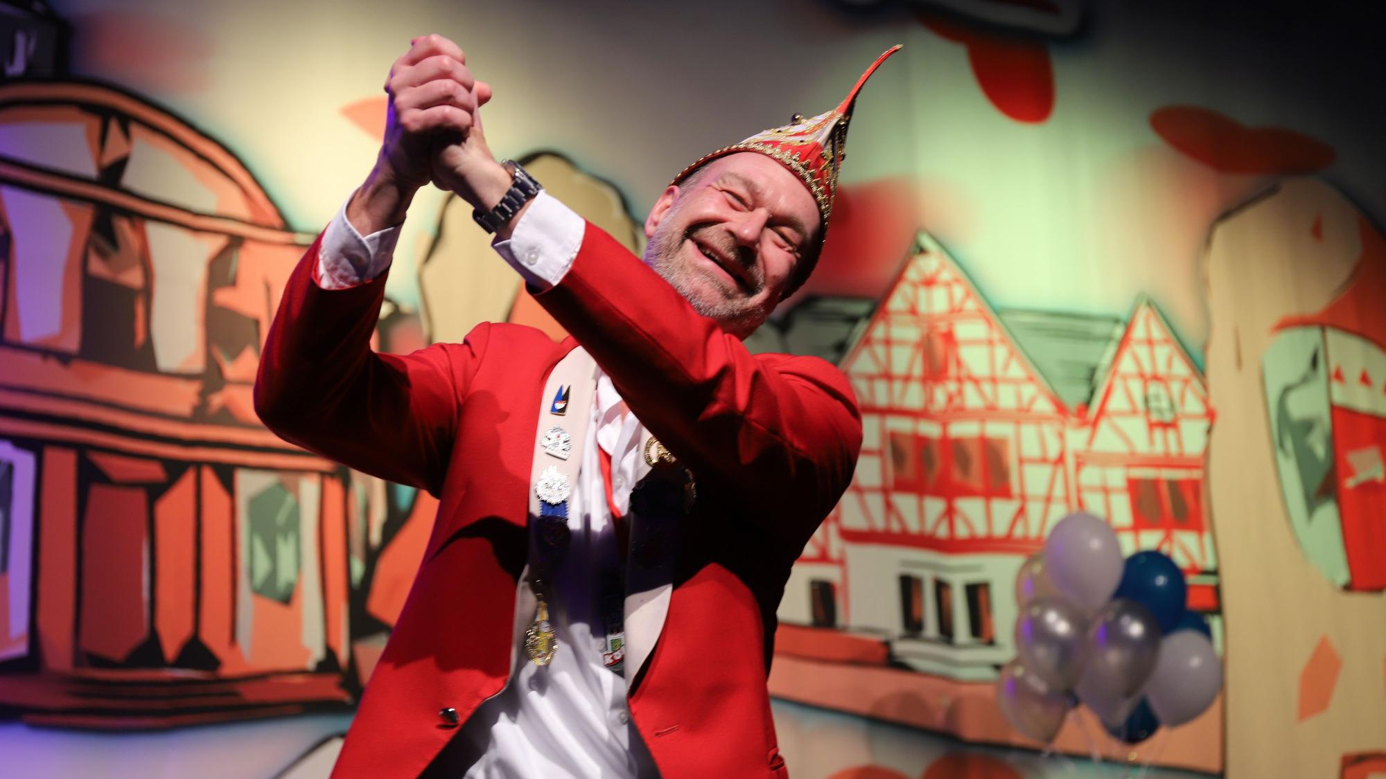 Sitzungspräsident Volker Weininger lieferte sich mit dem Orchester eine köstliche Kabbelei.