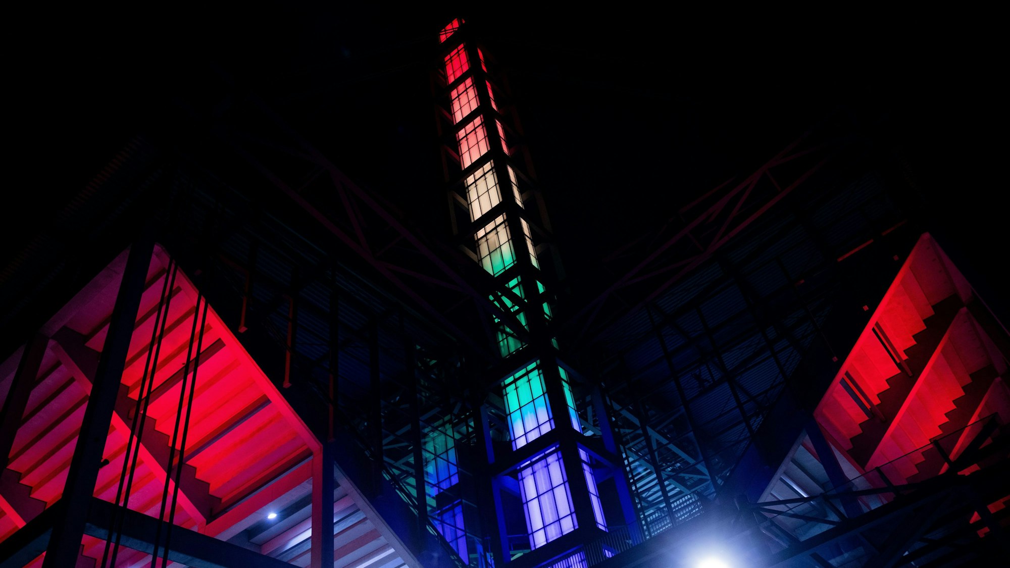 Zeichen für Vielfalt: Das Rheinenergie-Stadion erstrahlt in Regenbogenfarben.