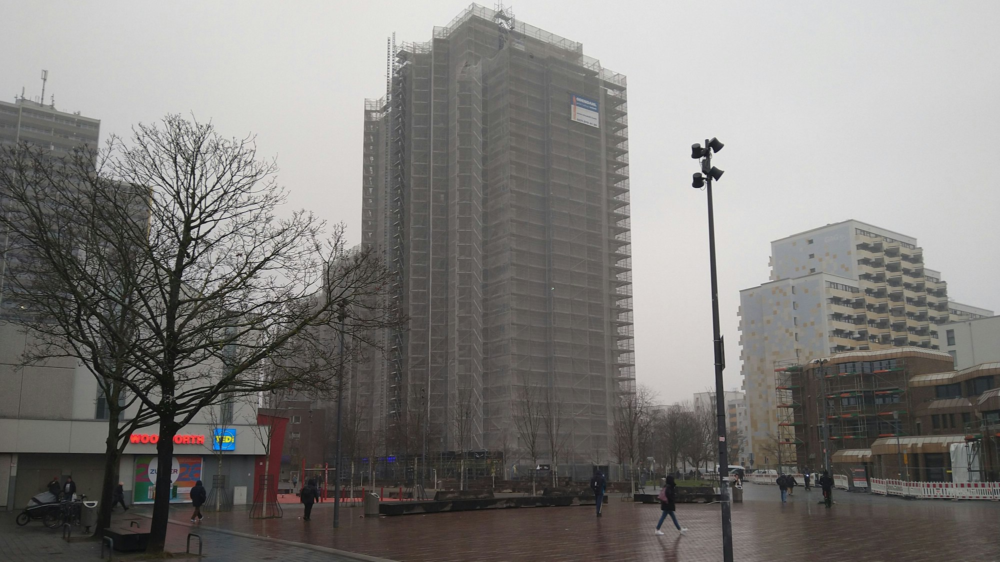 Die Gerüste um die Häuser in der Osloer Straße stehen bereits seit gut einem Jahr – Fortschritte sind nicht zu erkennen.