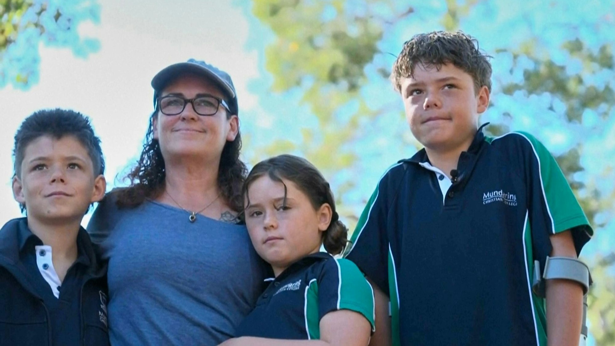 Der 13 Jahre alte Austin (rechts im Foto) schwamm rund vier Stunden, um seine Familie zu retten.