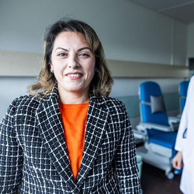 Patientin Nejla Sert und ihr Arzt Dr. Bernhard Sibbing im Krankenhaus Holweide, wo die Kölnerin behandelt wurde.