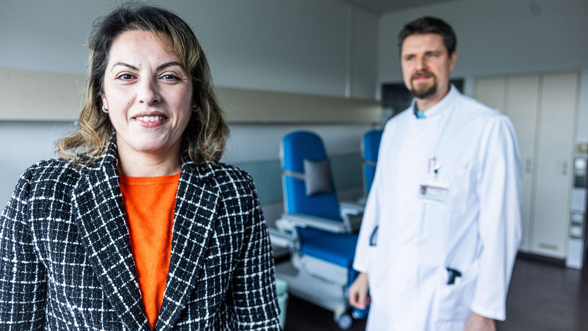 Patientin Nejla Sert und ihr Arzt Dr. Bernhard Sibbing im Krankenhaus Holweide, wo die Kölnerin behandelt wurde.