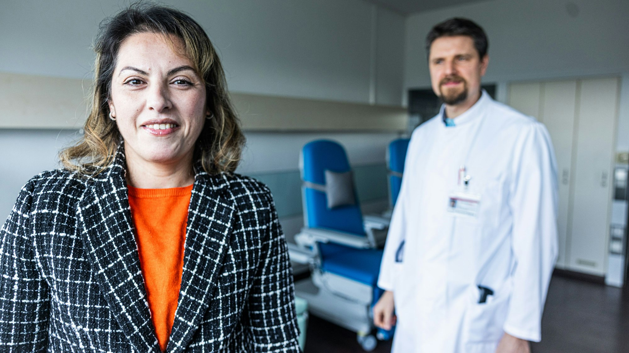 Patientin Nejla Sert und ihr Arzt Dr. Bernhard Sibbing im Krankenhaus Holweide, wo die Kölnerin behandelt wurde.