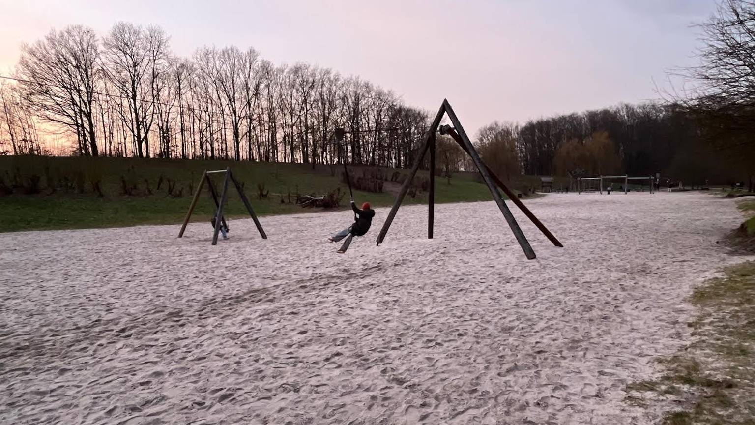 Viel leerer Raum ist auf dem Spielplatz auf Gut Leidenhausen, seit zwischen der Seilrutsche und den Schaukeln der große Kletterturm mit Rutsche abgebaut wurde.